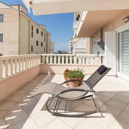 Apartment Flores With Private Pool Makarska