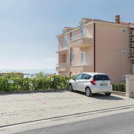 Apartment Flores With Private Pool Makarska